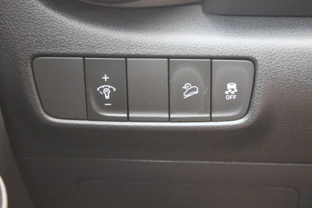 Used 2023 White Hyundai SEL image 16