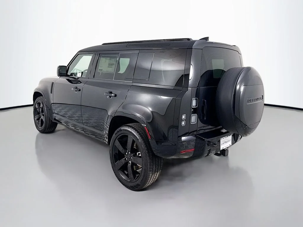 New 2026 Santorini Black Metallic Land Rover X-Dynamic SE image 3
