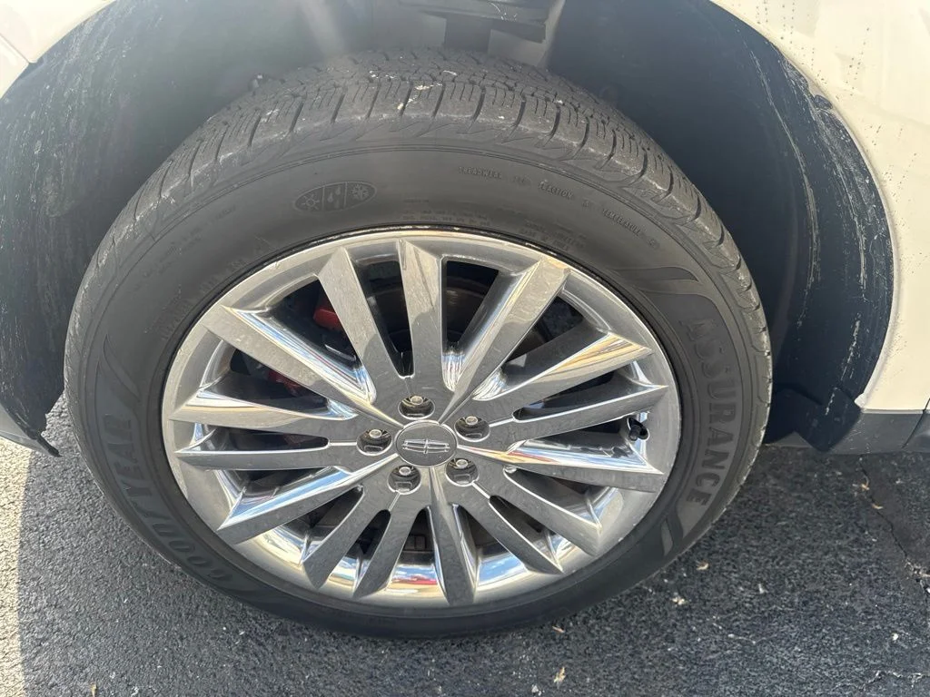 Used 2015 White Lincoln Base image 51