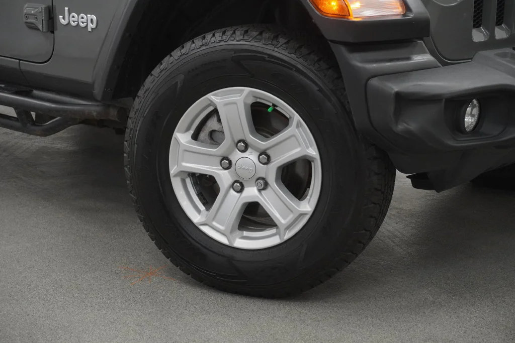 Used 2019 Gray Jeep Sport S image 9