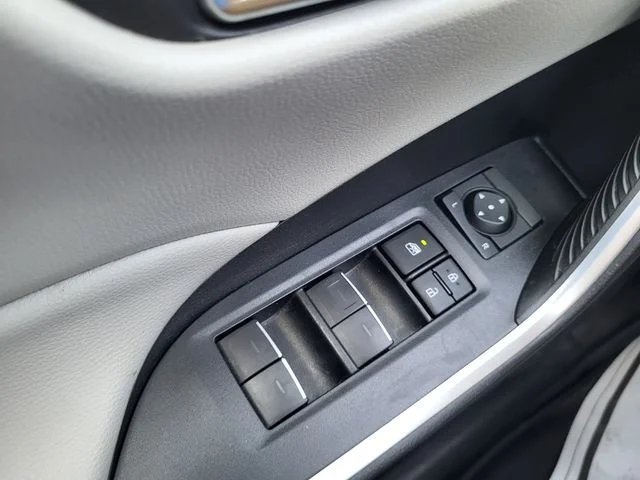Used 2022 White Toyota XLE image 22