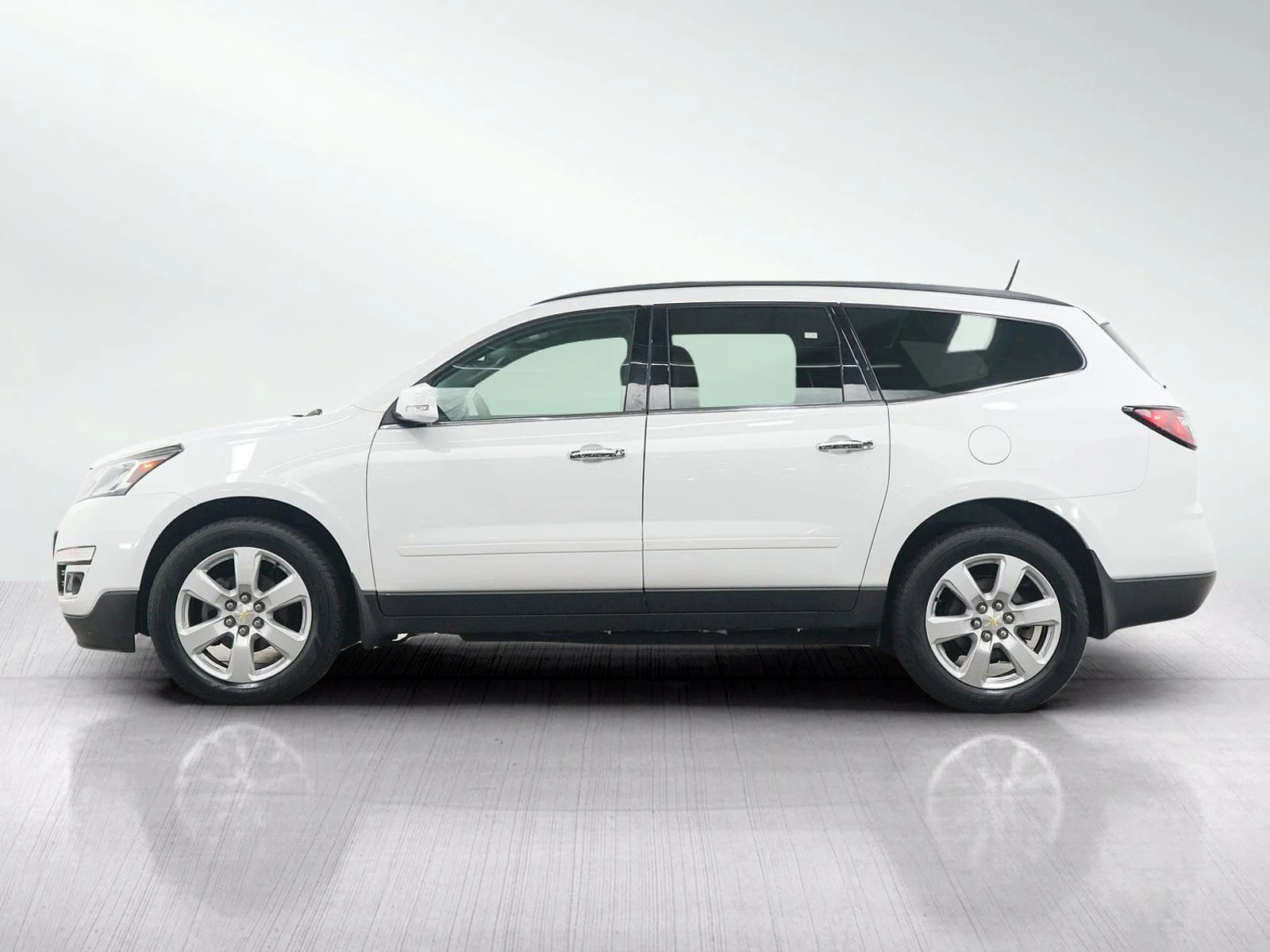 Used 2016 Chevrolet Traverse 1LT with VIN 1GNKVGKD9GJ208151 for sale in Hopkins, Minnesota