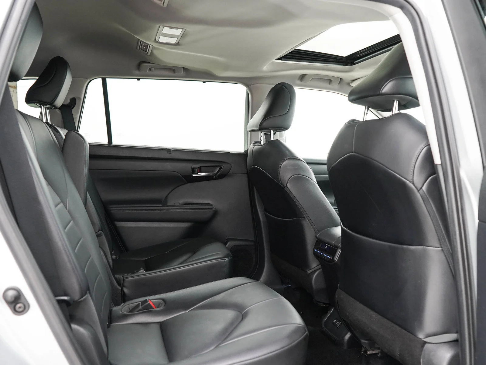 Used 2021 Silver Toyota 4D WAGON XLE AWD image 14