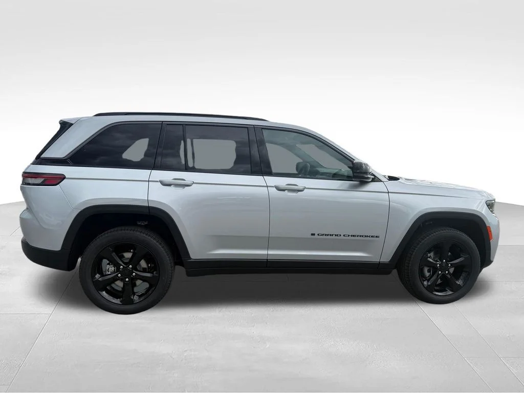 New 2026 Silver Zynith Exterior Paint Jeep Limited image 29