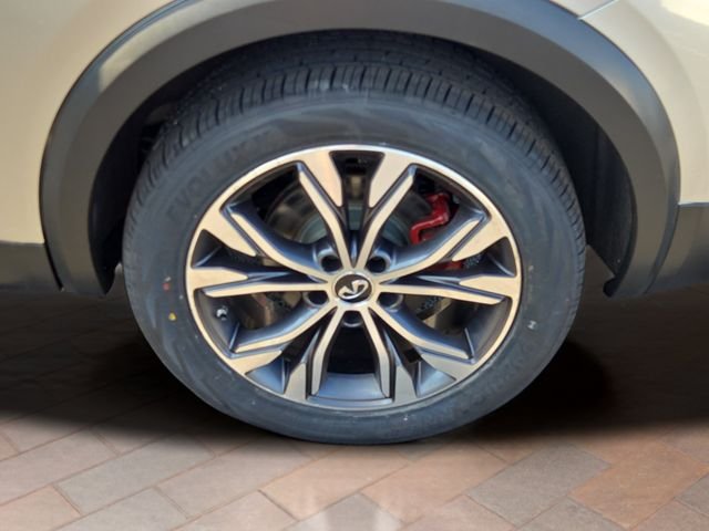 Used 2017 Silver INFINITI Luxury image 22