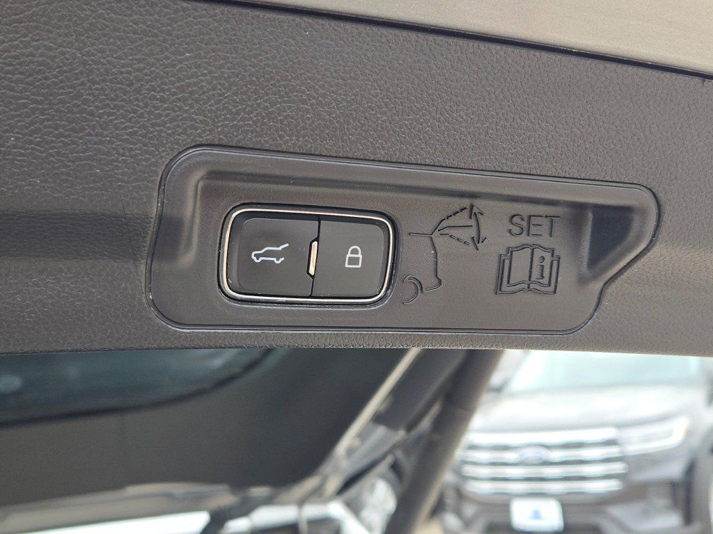 Used 2021 Silver Ford XLT image 17