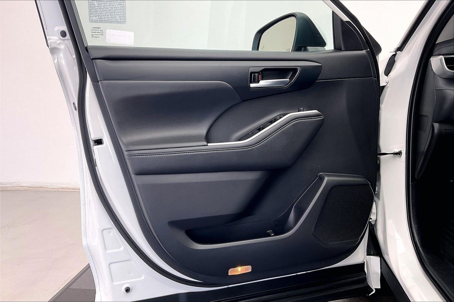 Used 2026 Wind Chill Pearl Toyota XLE image 26