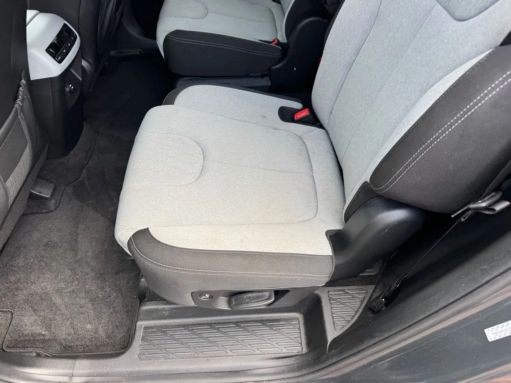 Used 2021 Gray Hyundai SEL image 9
