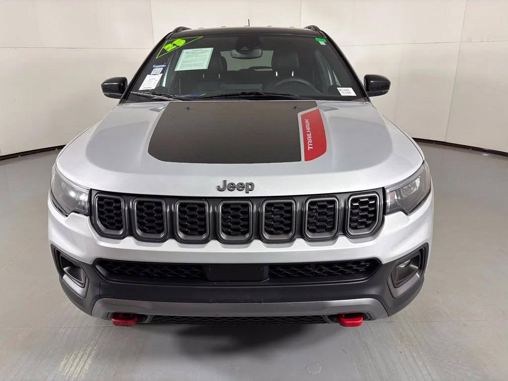 Used 2025 Silver Jeep Trailhawk image 3