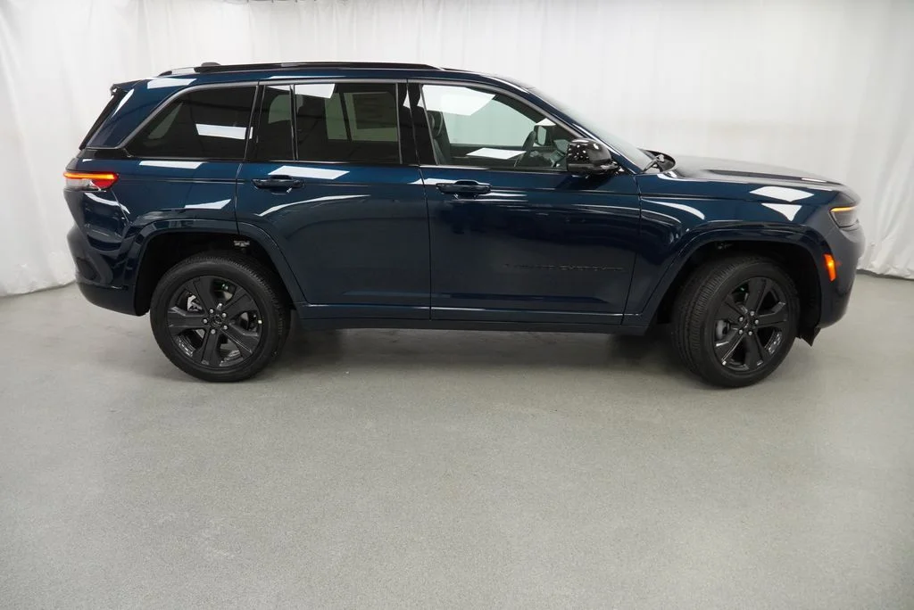 New 2027 Fathom Blue Pearl-Coat Paint Jeep Limited Reserve image 9