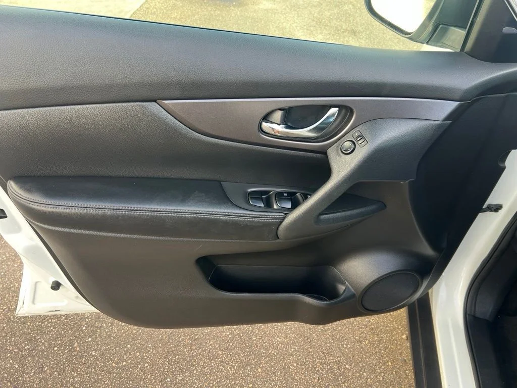 Used 2016 White Nissan SV image 28
