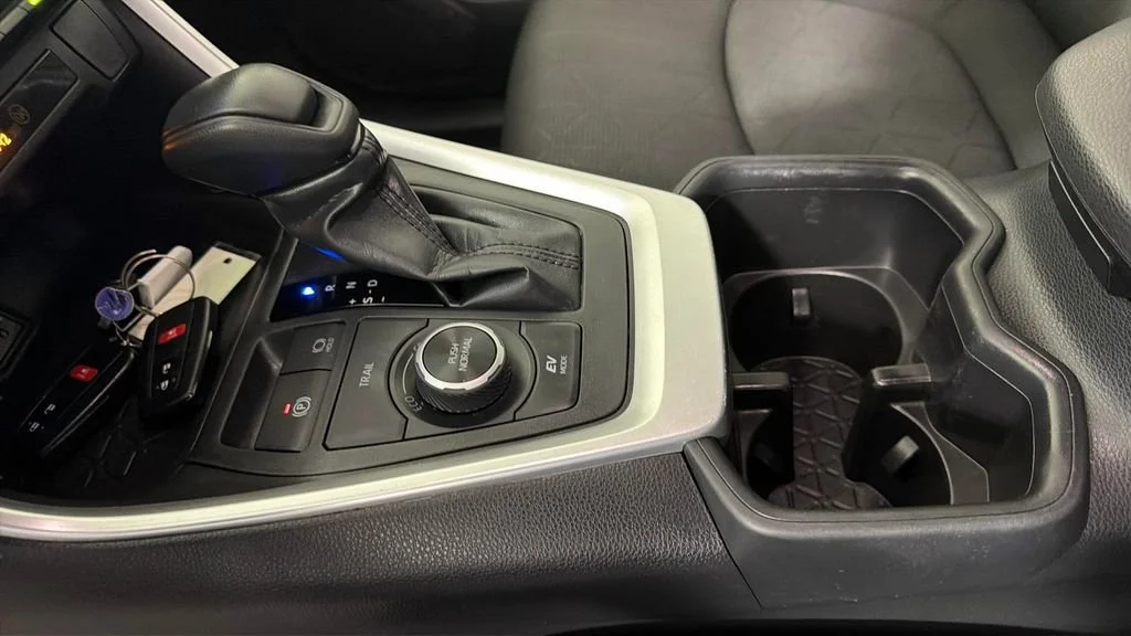 2025 Toyota RAV4 XLE - Photo 24
