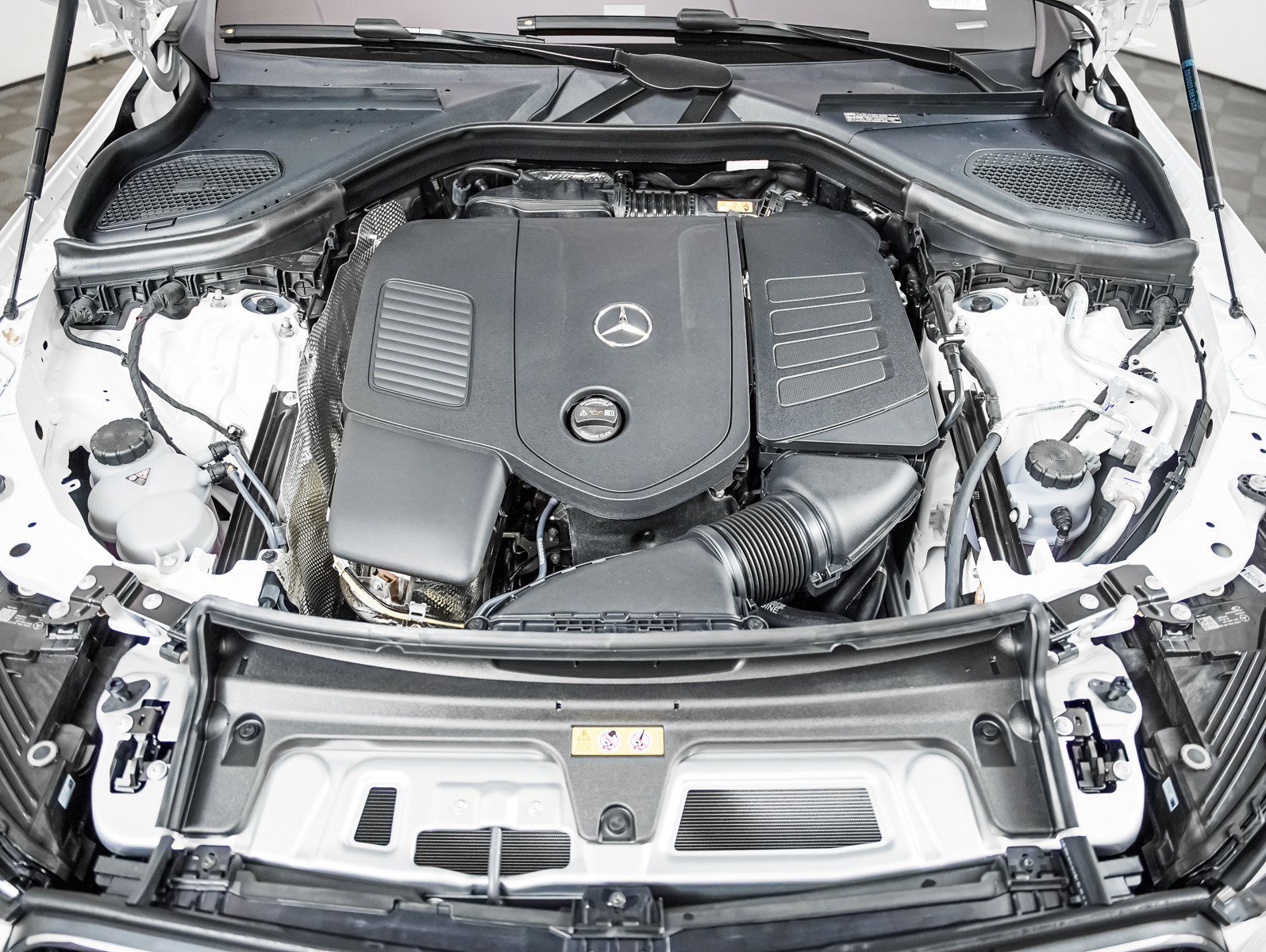 New 2026 Polar White Mercedes-Benz GLC 300 image 3