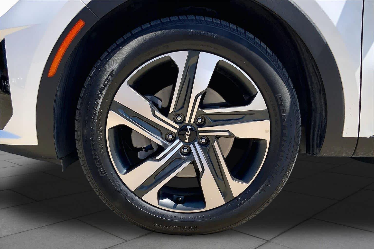 Used 2024 Snow White Pearl Kia EX image 11