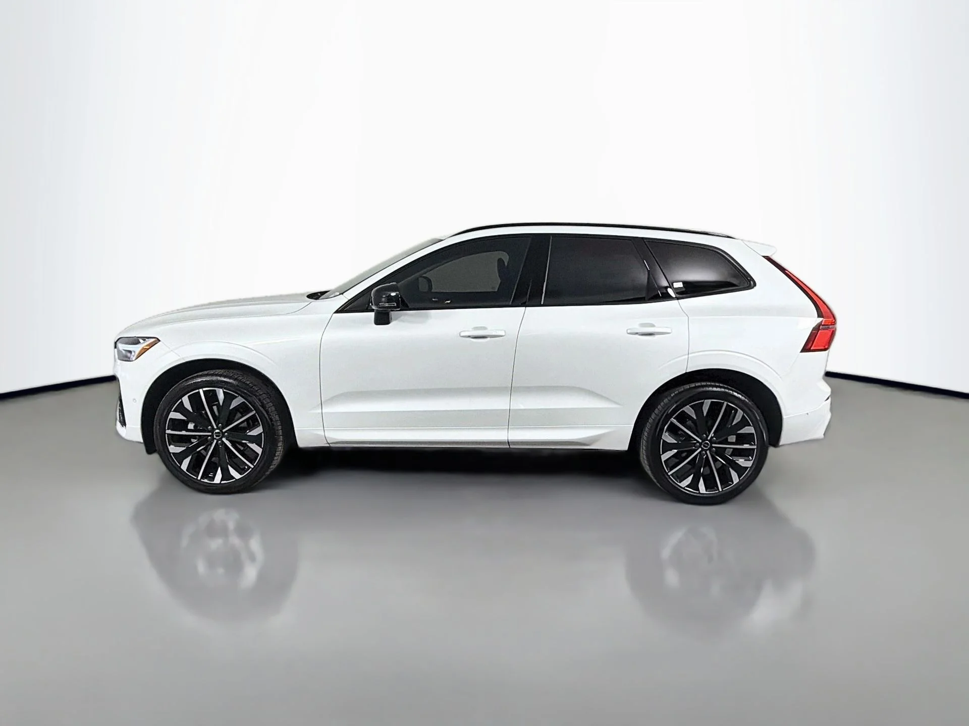 New 2026 Crystal White Volvo Ultra image 8