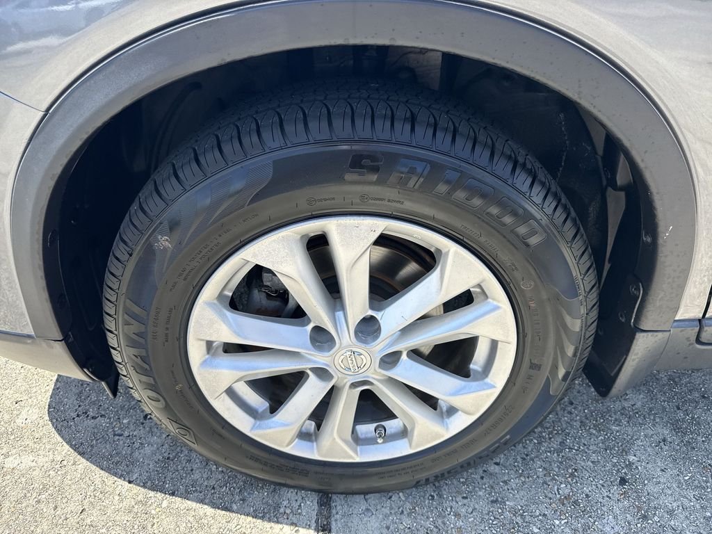 Used 2015 Gray Nissan SV image 18