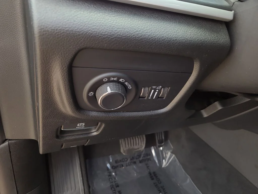 Used 2023 Red Jeep Altitude image 26
