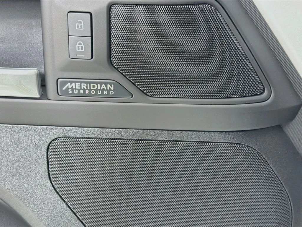 New 2026 Fuji White Land Rover X-Dynamic SE image 19
