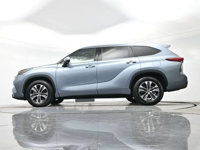 Used 2022 Moon Dust Toyota XLE image 29