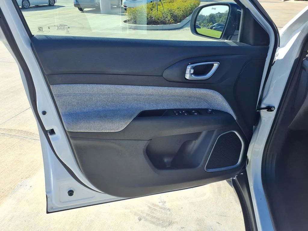 Used 2025 White Jeep Latitude image 13