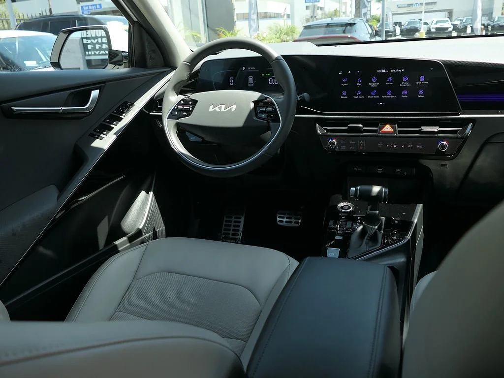 Used 2024 White Kia EX Touring image 25