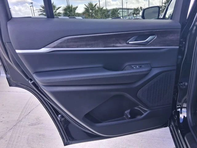 New 2026 Diamond Black Crystal Pearl-Coat Exterior Paint Jeep Altitude image 21