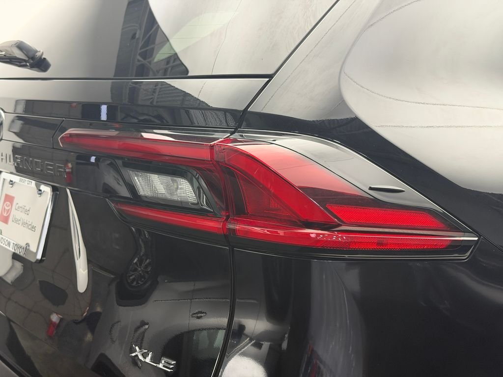 Used 2025  Toyota XLE image 32