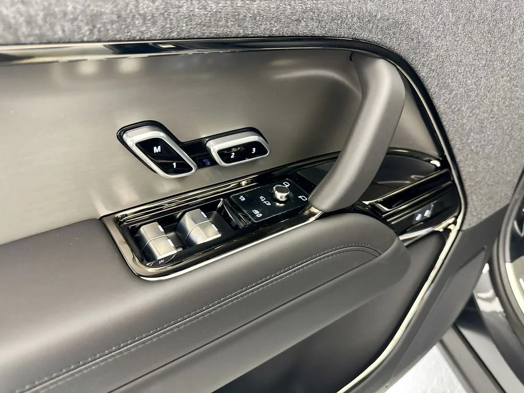 New 2026 Carpathian Grey Land Rover SE image 18