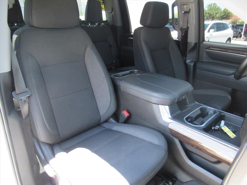 Used 2025 White GMC SLE image 9