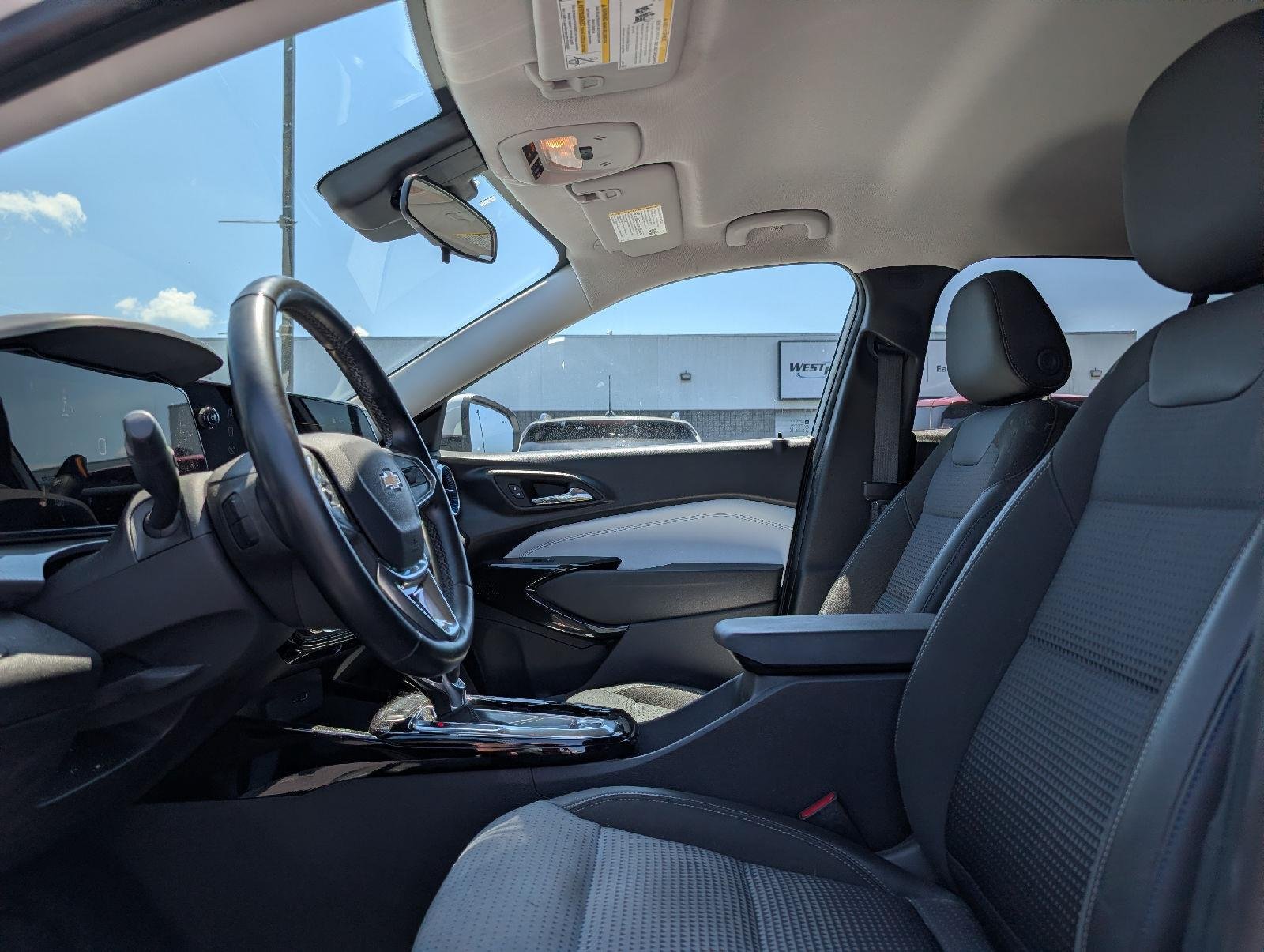 Used 2024 Summit White Chevrolet LT image 11