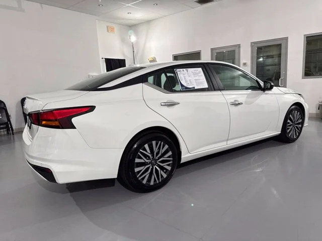Used 2025 White Nissan 2.5 SV image 12