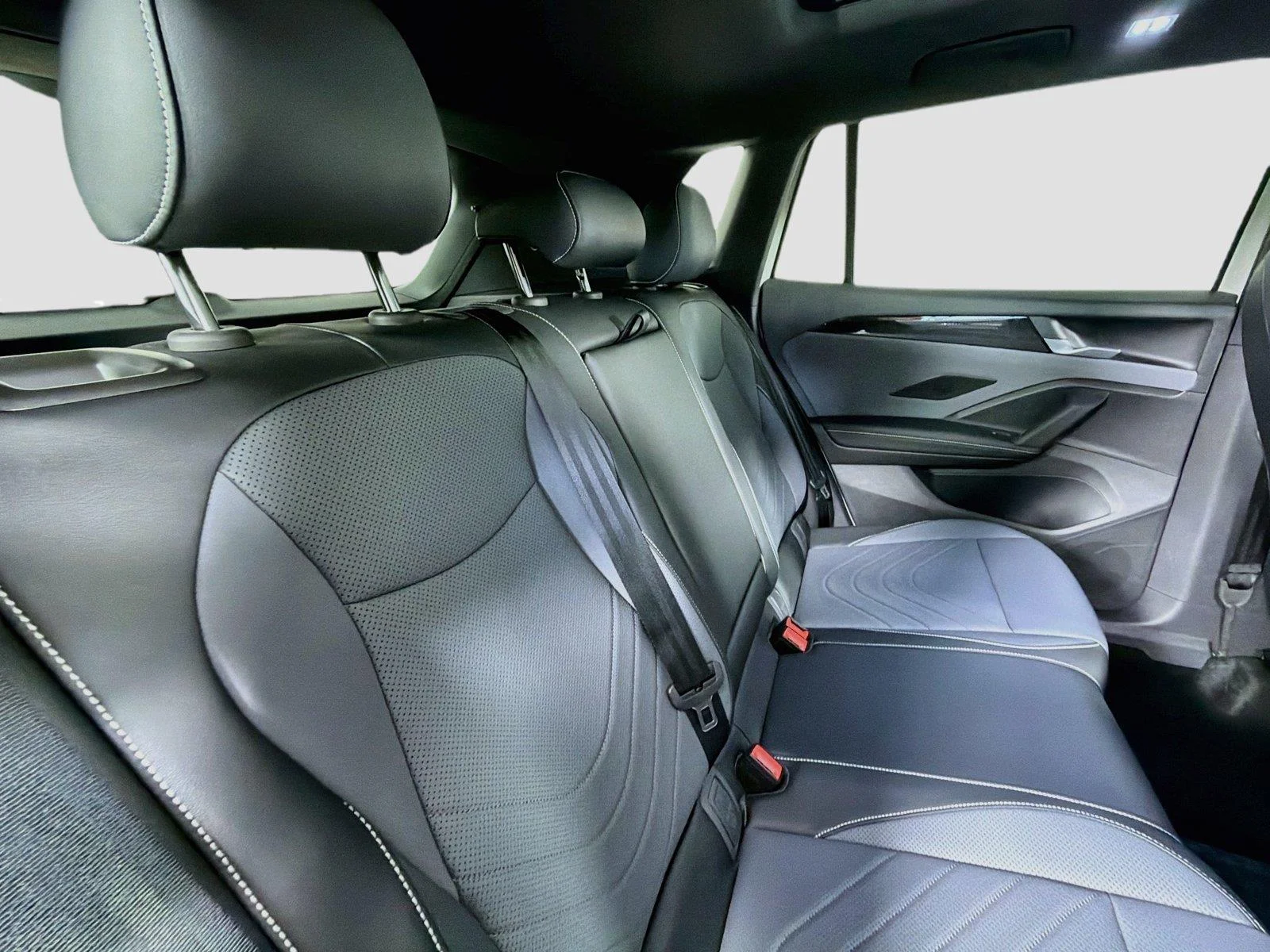 New 2026 Sandstone w/Deep Black Roof Volkswagen SE R-Line Black image 25