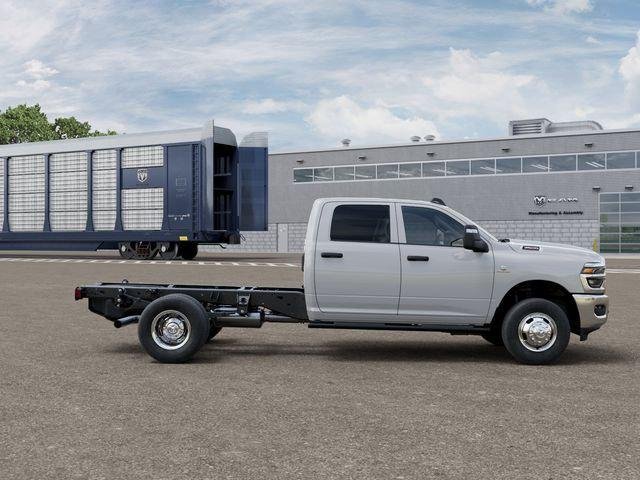 New 2026 Bright White Clear-Coat Exterior Paint RAM TRADESMAN Chassis Cab image 47