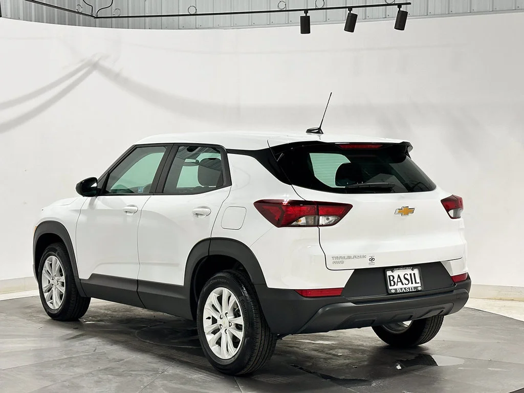 Used 2023 SUMMIT WHITE Chevrolet LS image 13