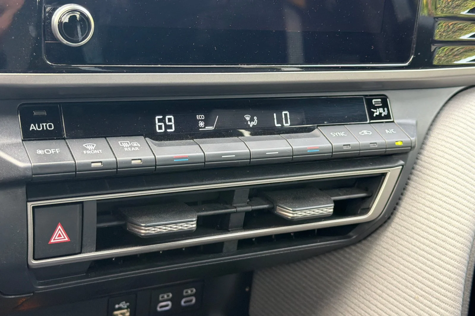 Used 2025  Toyota SE image 24
