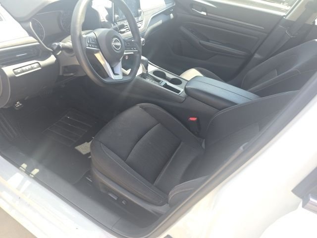 Used 2025 White Nissan 2.5 SV image 2