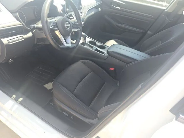 Used 2025 White Nissan 2.5 SV image 2