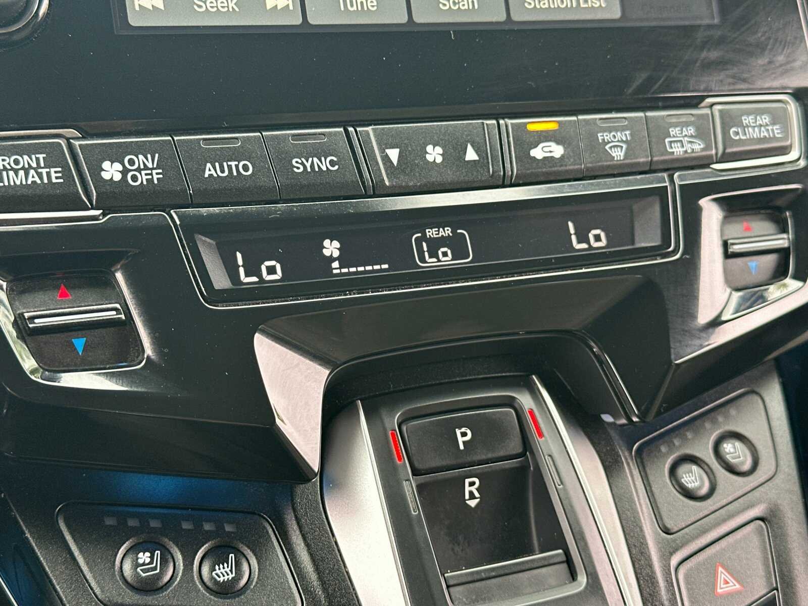 Used 2018 White Diamond Pearl Honda Elite 4D Passenger Van image 26