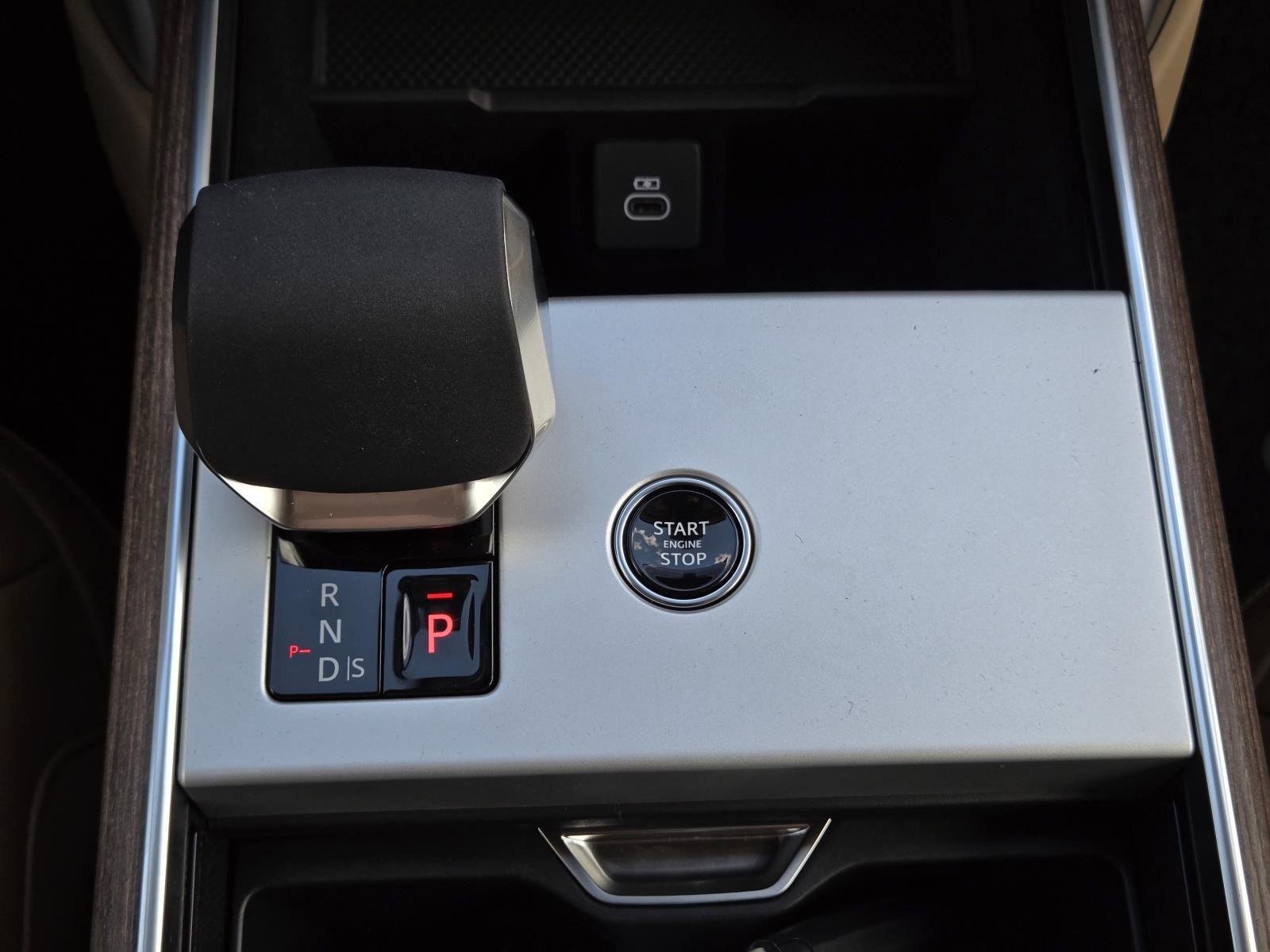 New 2025 Fuji White Land Rover SE image 23