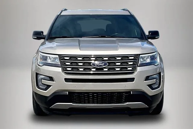 Used 2017 Gold Ford XLT image 3