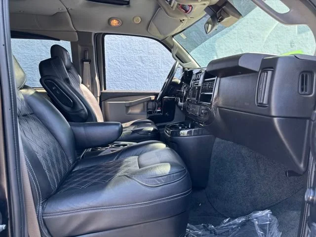 Used 2021 ONYX BLACK GMC CARGO image 22