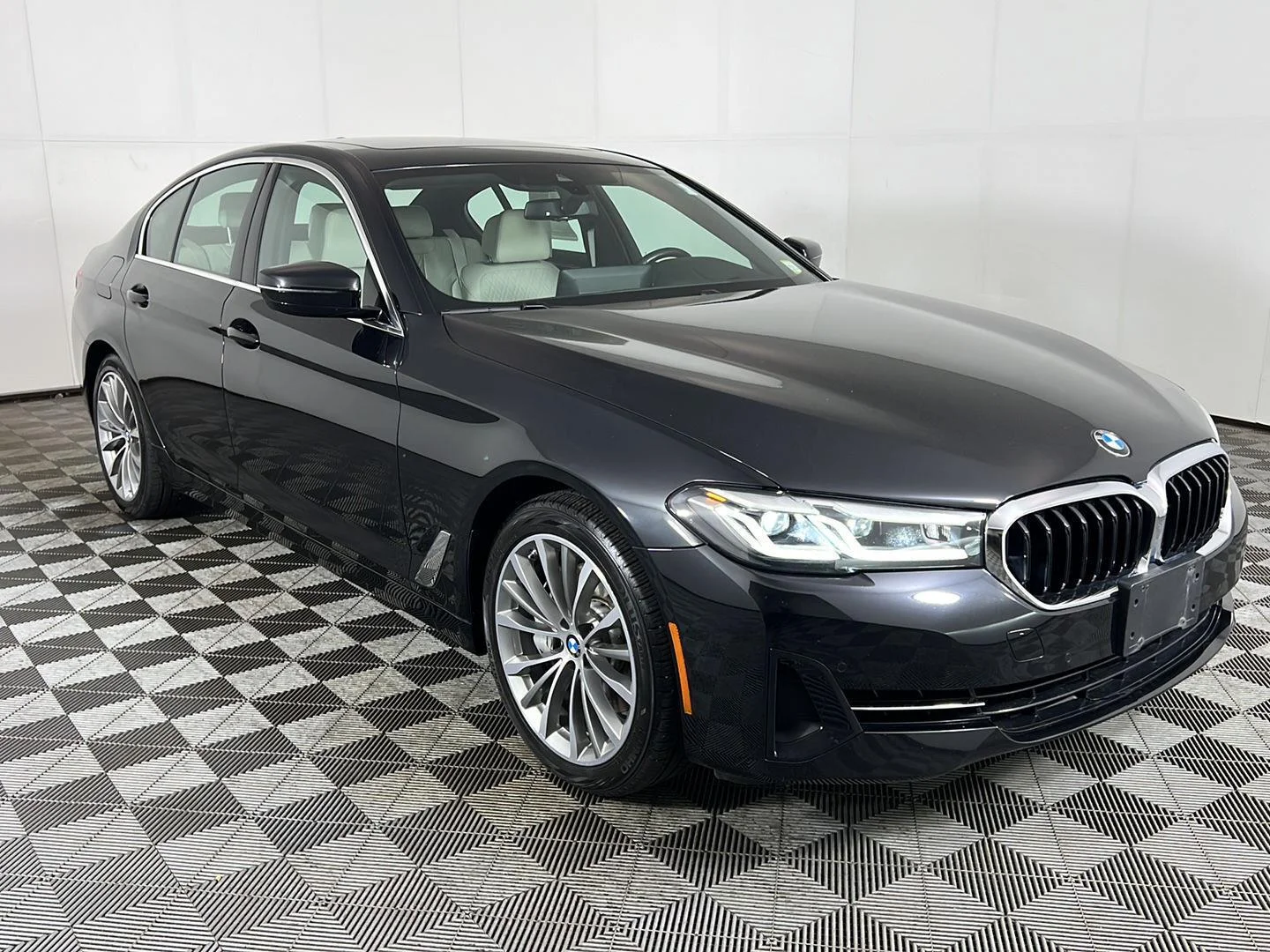 Used 2023 Black Sapphire Metallic BMW 540i xDrive image 19