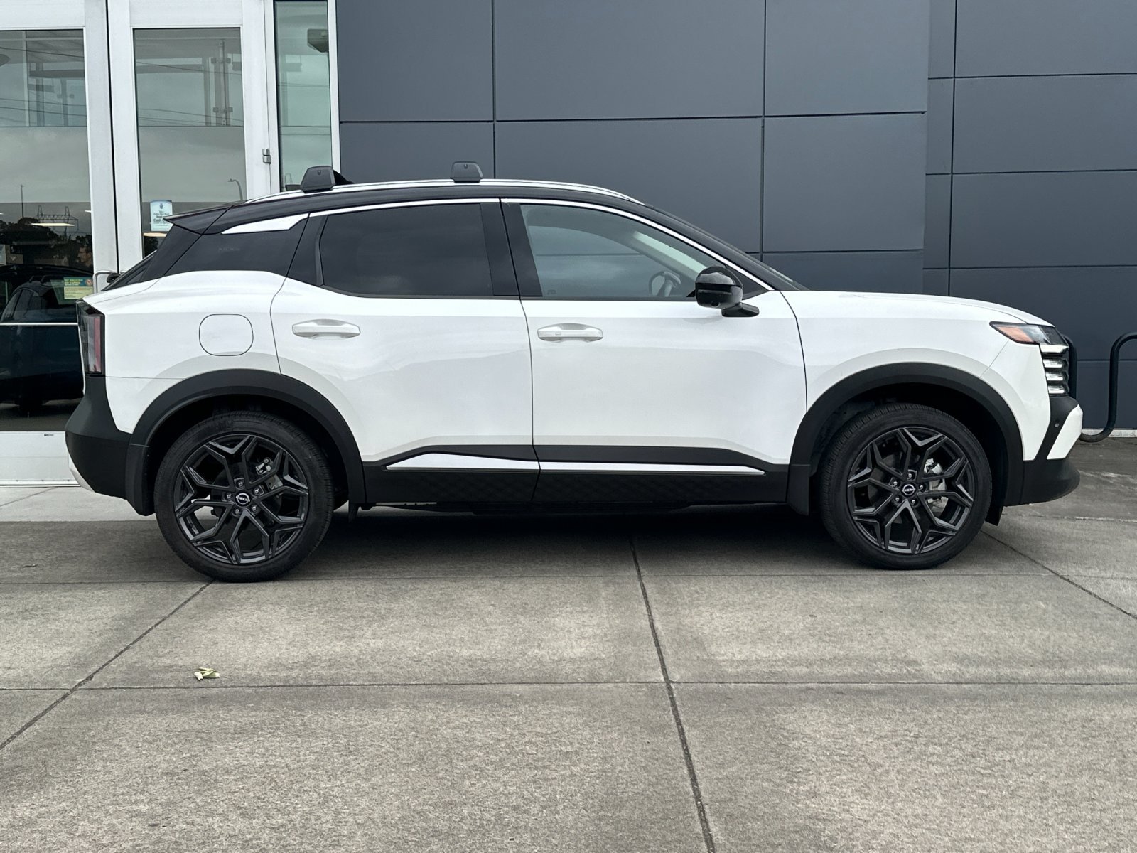 Used 2025 Aspen White/Super Black Nissan SR image 3