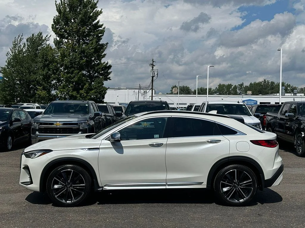 Used 2023 White INFINITI LUXE image 10