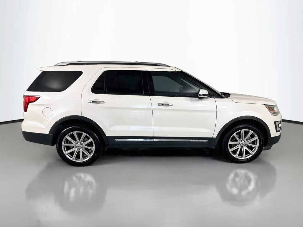 Used 2017 White Platinum Clearcoat Metallic Ford Limited image 8