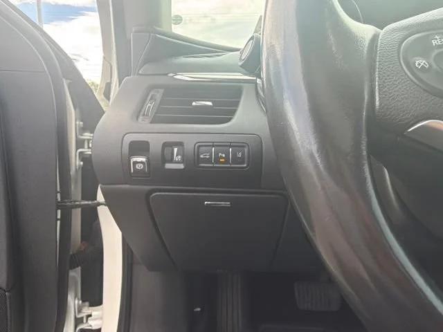 Used 2014 White Diamond Tricoat Chevrolet LTZ image 25