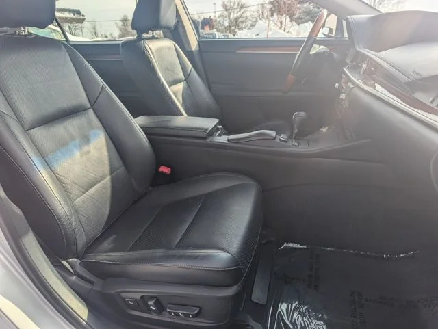 Used 2013 Silver Lexus 300h image 21