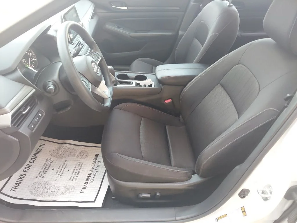 Used 2025 White Nissan 2.5 SV image 17