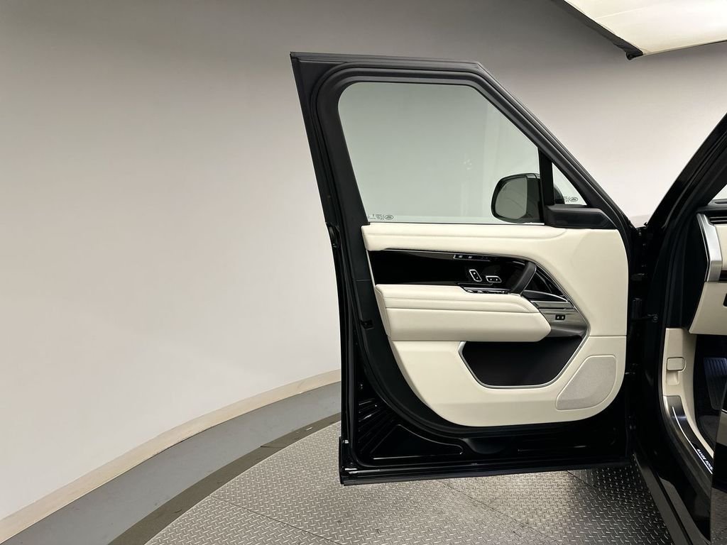 Used 2025 Santorini Black Metallic Land Rover SE image 9