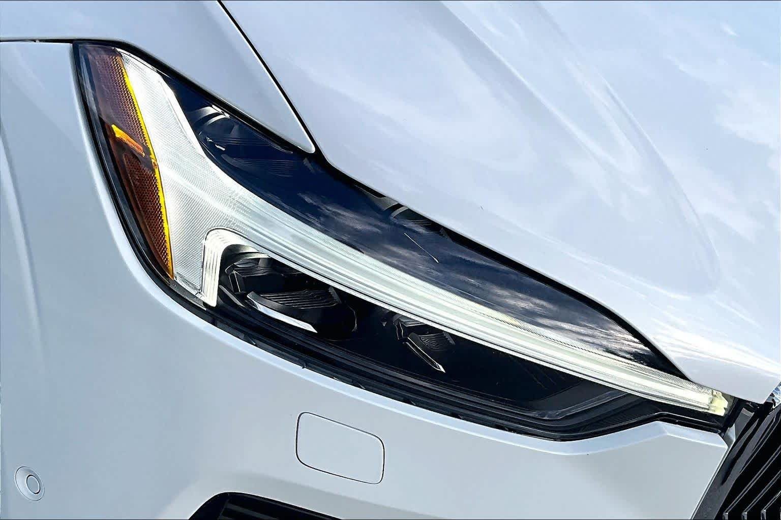 Used 2023 Crystal White Metallic Volvo Plus Bright Theme image 28